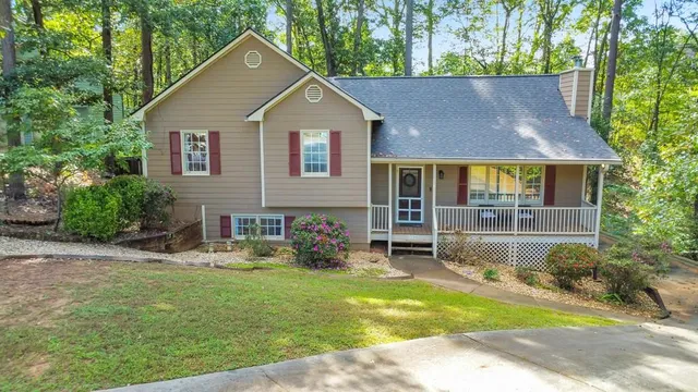 a picture of a building and a street
