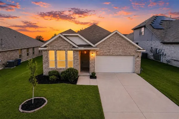 $2,070 | 404 Vawter Drive, Van Alstyne, TX 75495