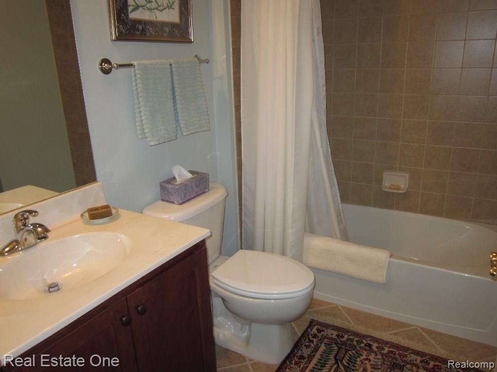 24983 Reeds Pointe Drive, Unit 2 Novi, MI 48374 - Photo 36 of 42 upstairs bath.jpg