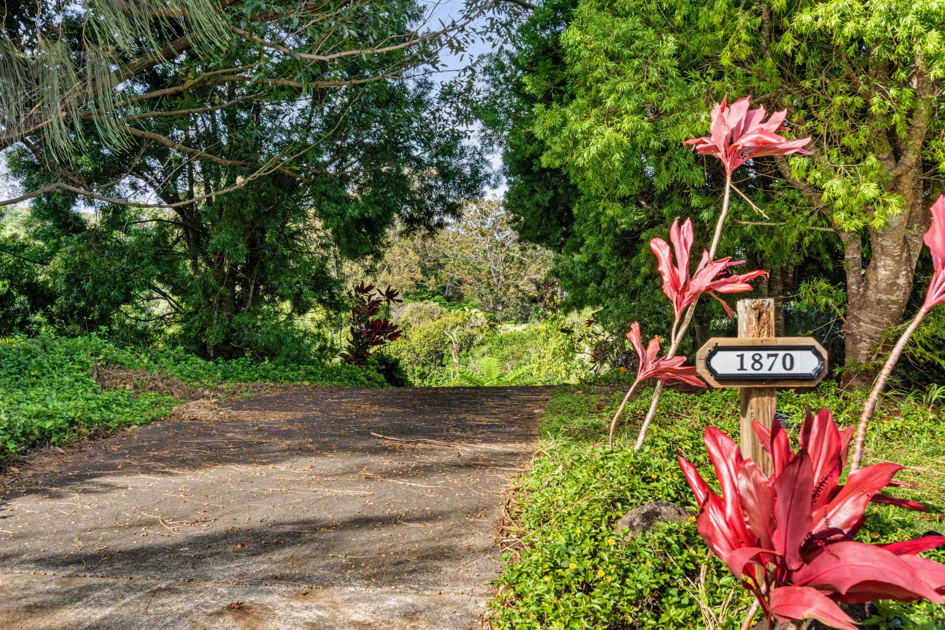 1870 West Kuiaha Road Haiku, HI 96708 - Photo 2 of 27 a street sign that is sitting on a road
