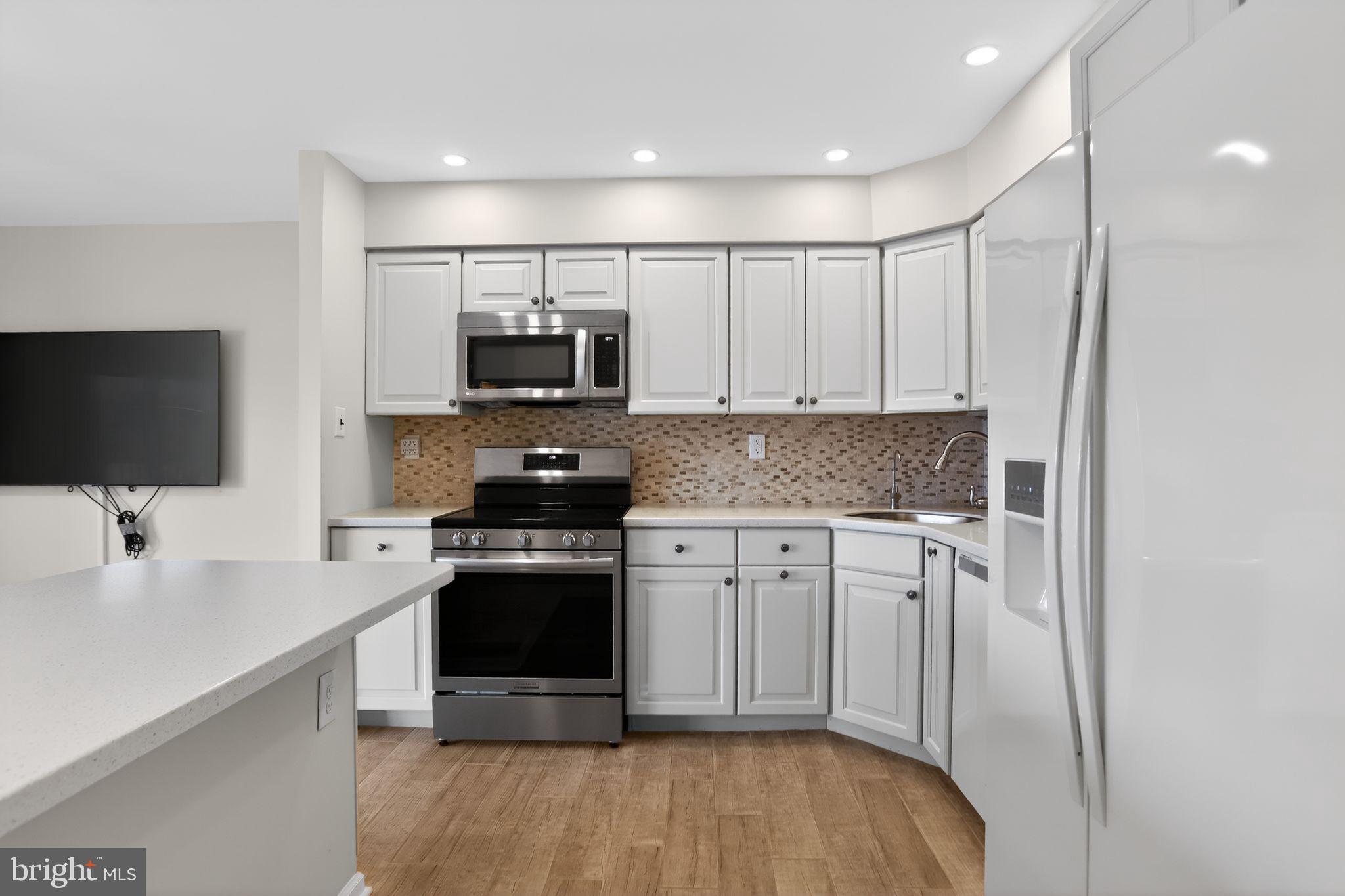 215 Haddonfield Cmns, Unit 215 Haddonfield, NJ 08033 - Photo 3 of 36