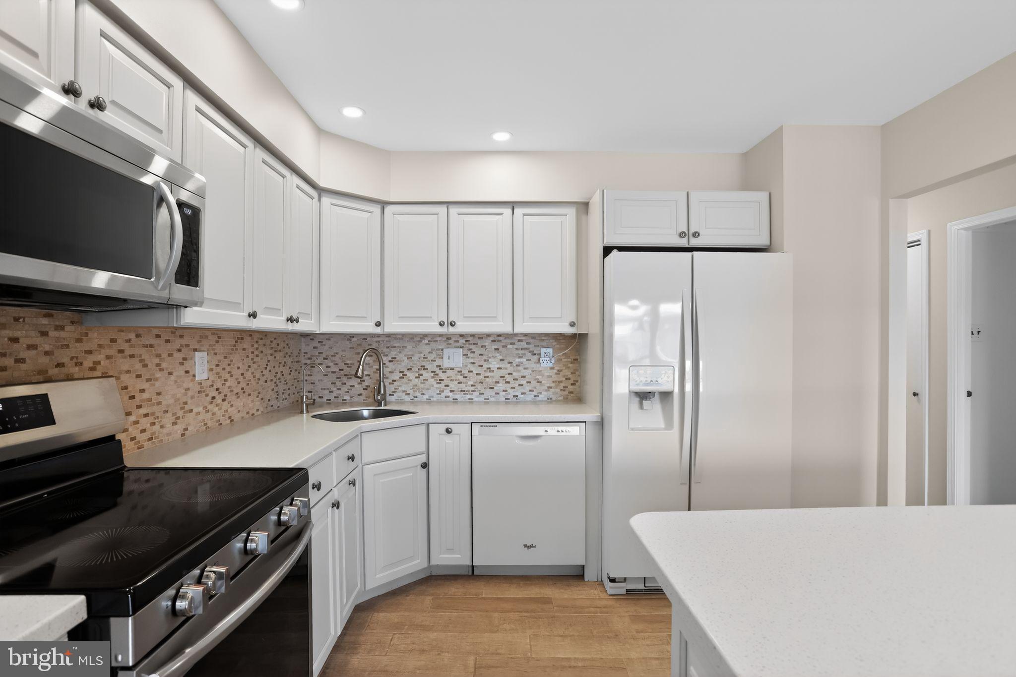 215 Haddonfield Cmns, Unit 215 Haddonfield, NJ 08033 - Photo 4 of 36