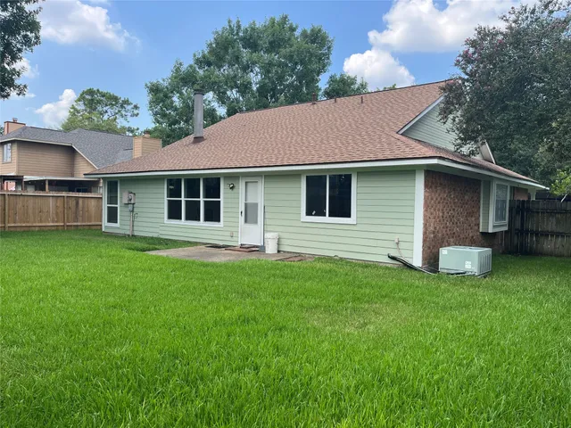 a house that is sitting in the grass