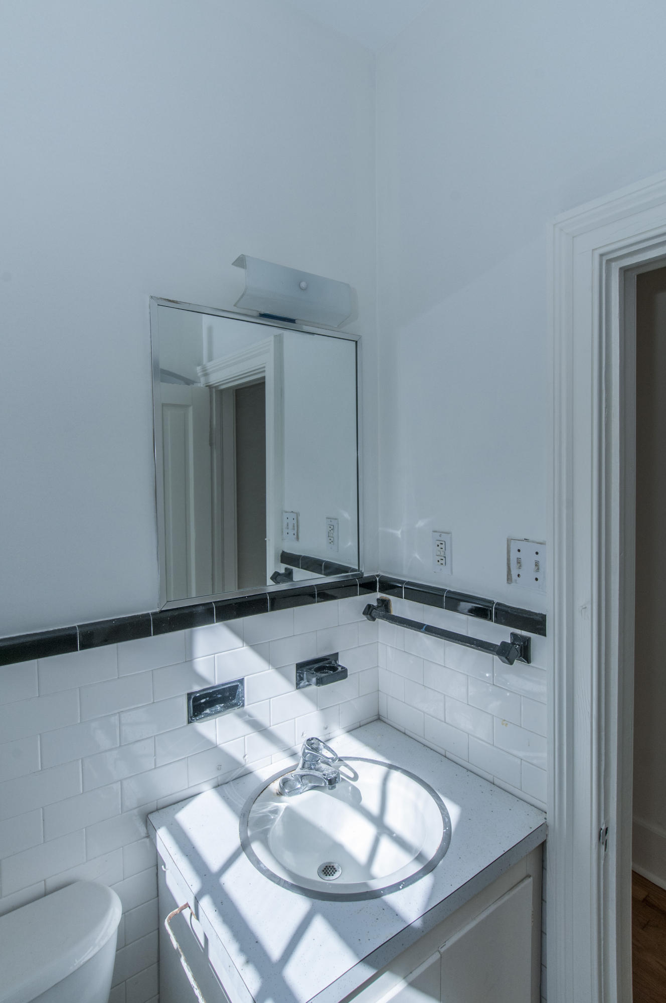 90 Radcliffe Street, Unit B Charleston, SC 29403 - Photo 22 of 24 Hall bathroom