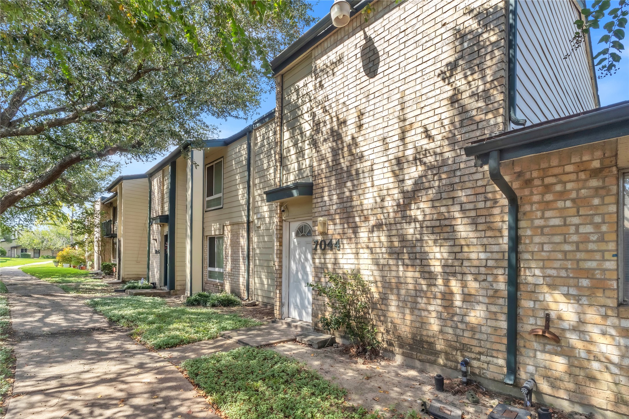 7044 South Dairy Ashford Road Houston, TX 77072 - Photo 5 of 30 a view of a back yard