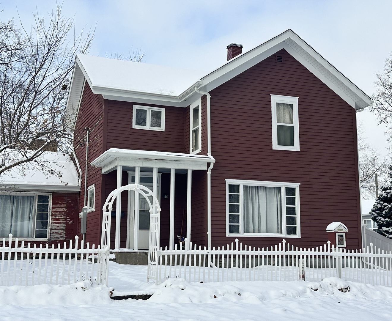 910 North Madison Street Bloomington, IL 61701 - Photo 2 of 11 a front view of a house with a yard