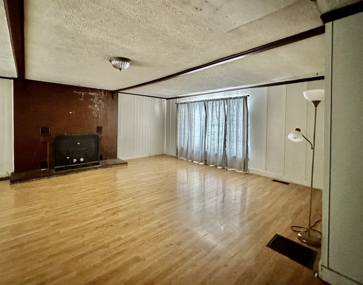 910 North Madison Street Bloomington, IL 61701 - Photo 4 of 11 en empty room with wooden floor and windows