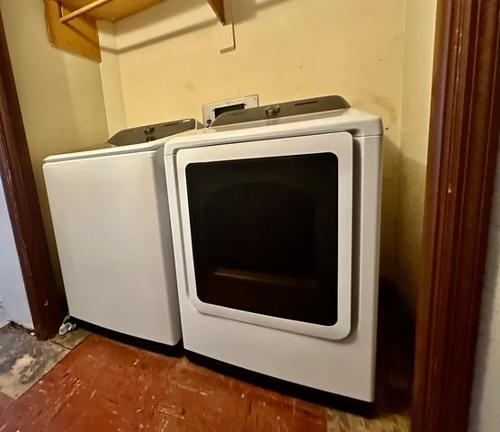 a close up view of a washer and dryer