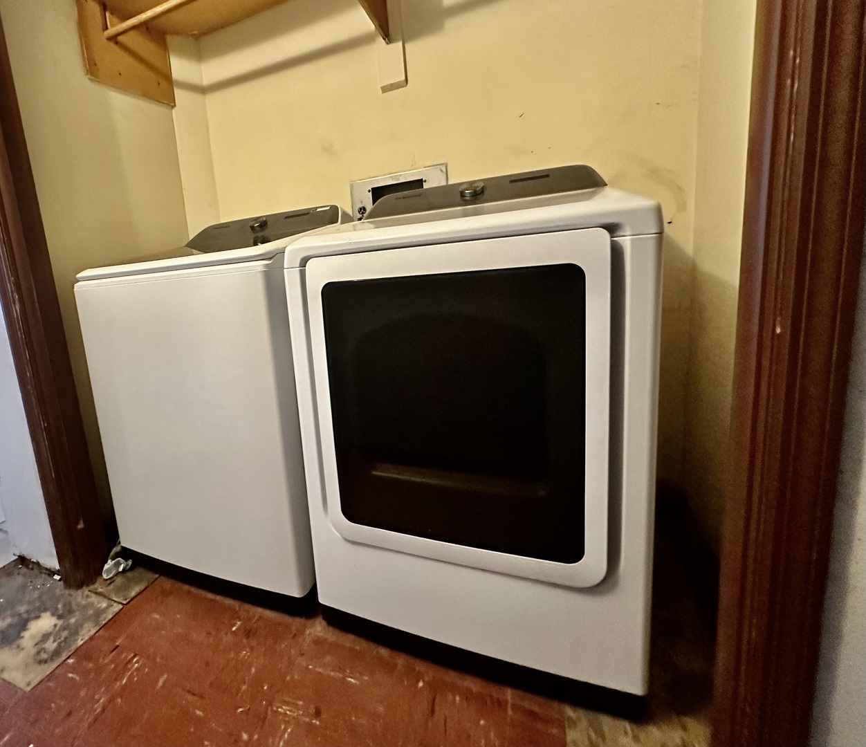 910 North Madison Street Bloomington, IL 61701 - Photo 7 of 11 a close up view of a washer and dryer