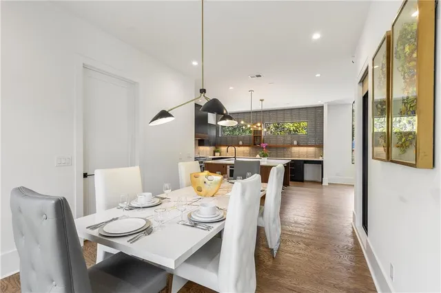 a view of livingroom with furniture