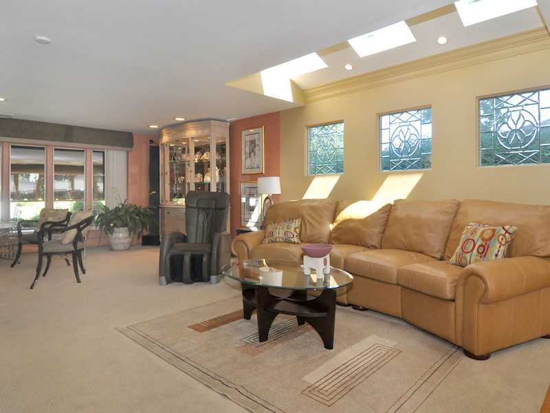 10 Dorset Road Pawtucket, RI 02860 - Photo 14 of 25 Living Room.