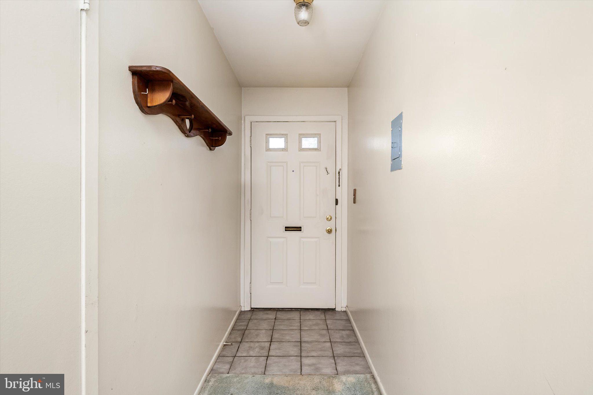1614 Silver Court Hamilton, NJ 08690 - Photo 3 of 18 Entry Hall