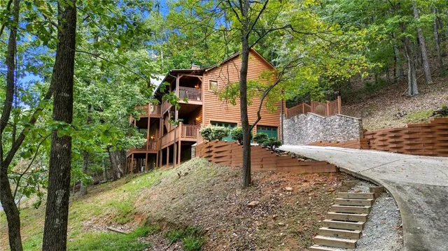 a view of a house with a yard