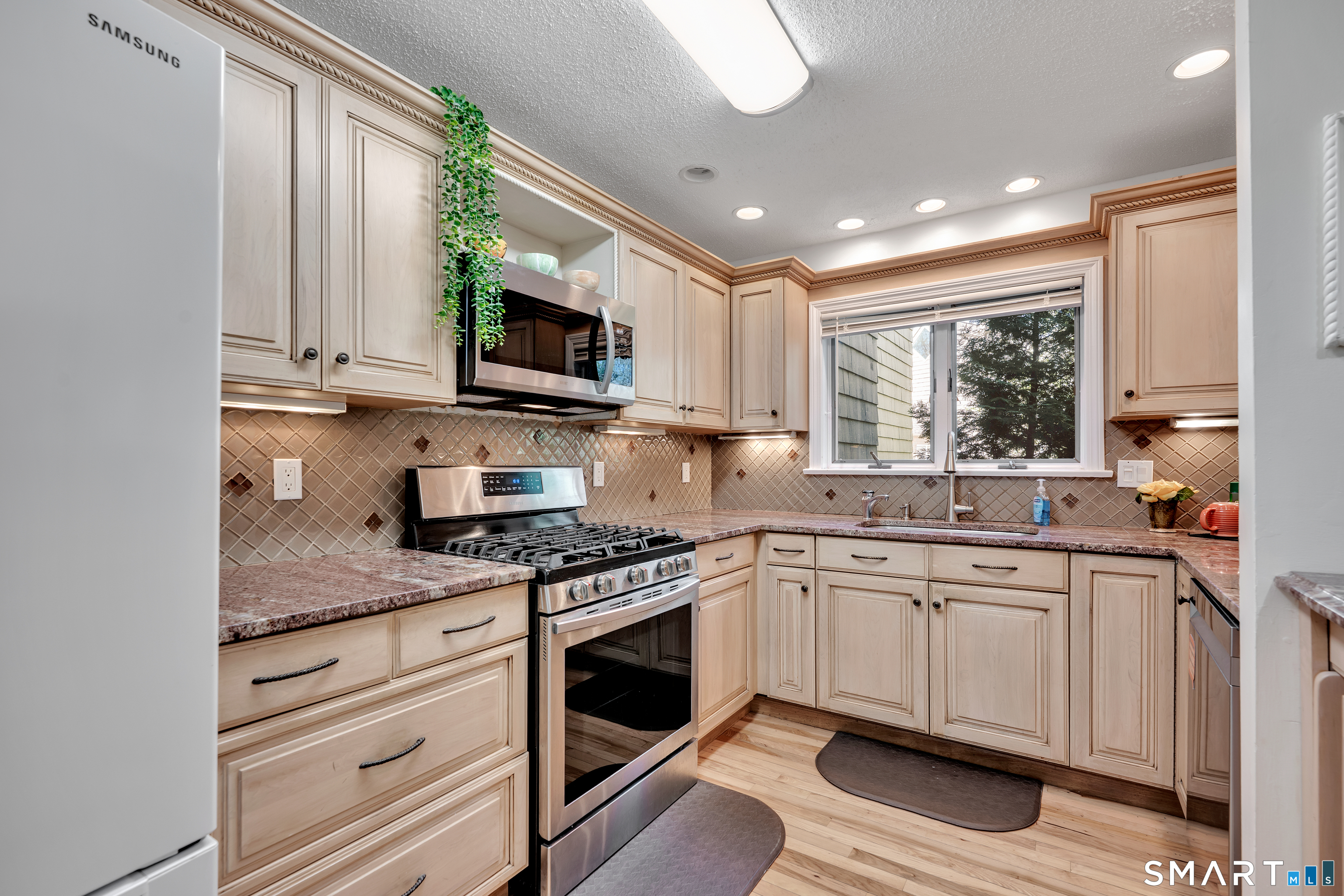 72 Timberwood Road, Unit 72 West Hartford, CT 06117 - Photo 11 of 36
