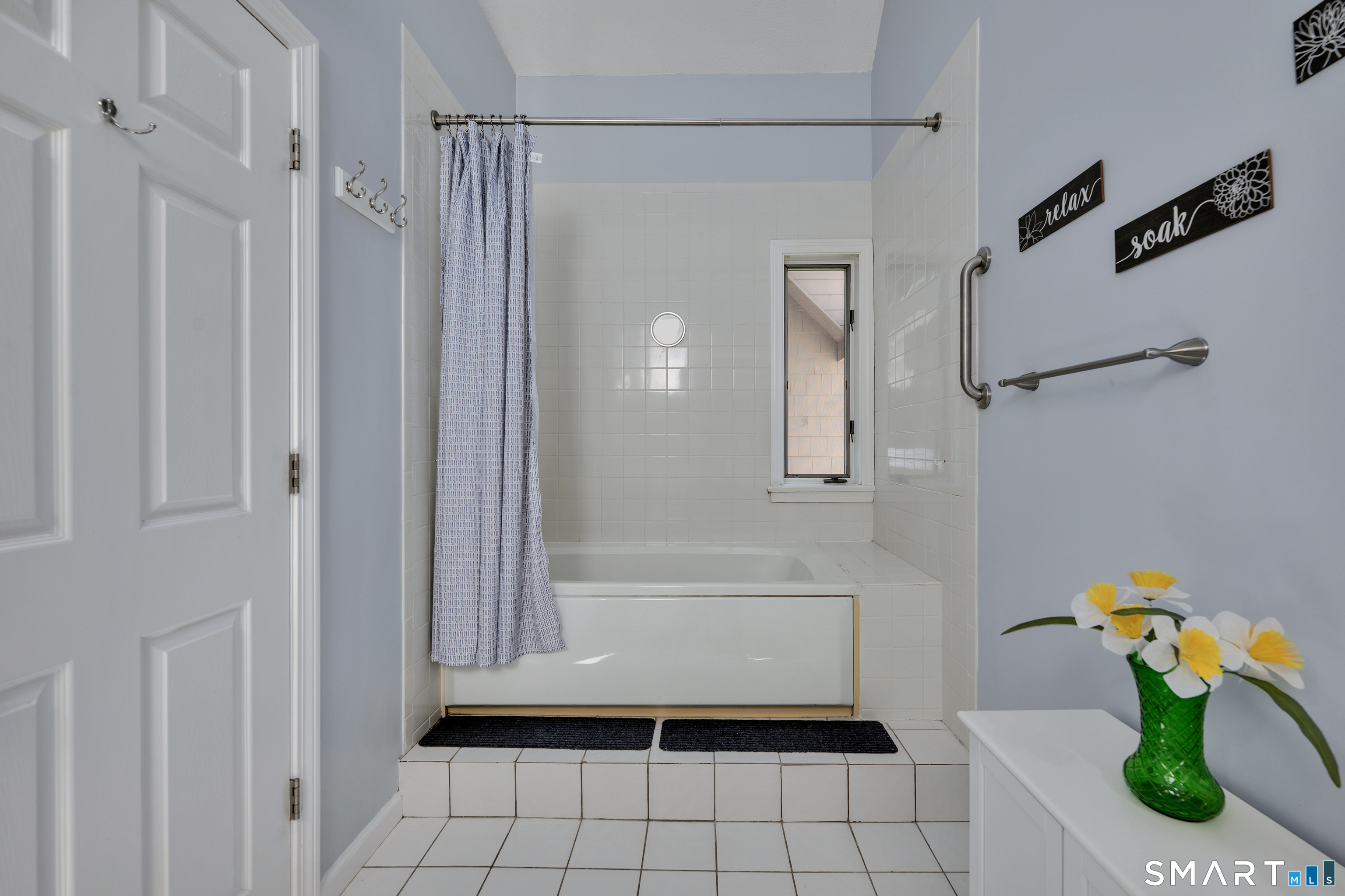 72 Timberwood Road, Unit 72 West Hartford, CT 06117 - Photo 25 of 36 Second bedroom attached bath