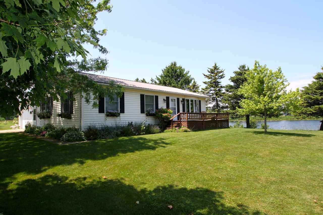 4393 Lakeshore Road Deckerville, MI 48427 - Photo 1 of 39 31381140.JPG