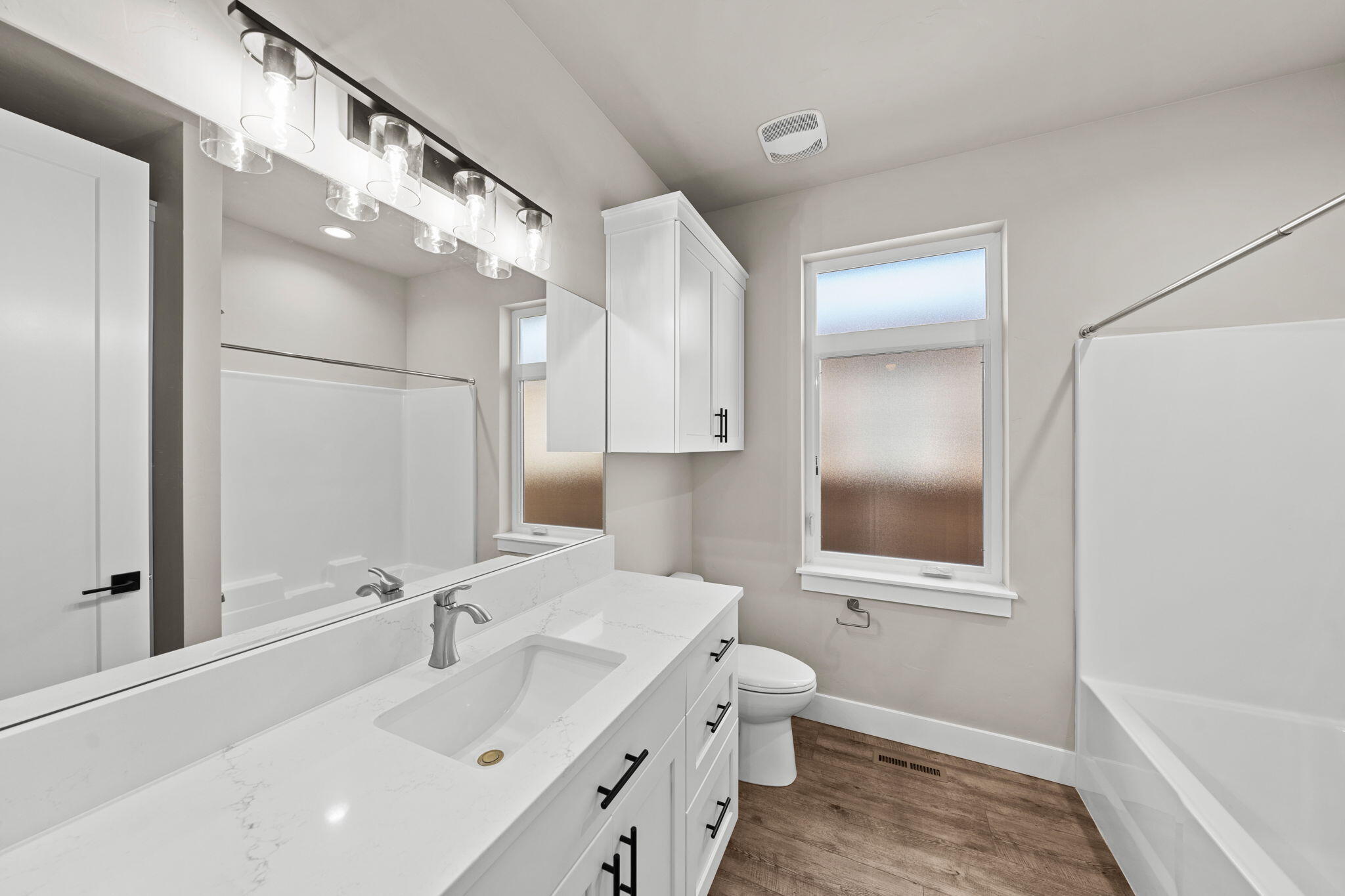 3726 Southwest 45th Street Redmond, OR 97756 - Photo 21 of 40 Guest Bathroom