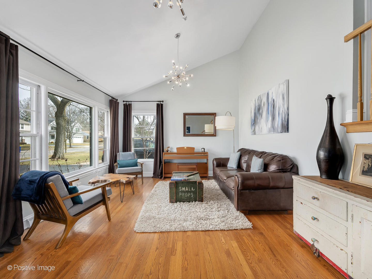 319 Maple Street Glen Ellyn, IL 60137 - Photo 5 of 26 a living room with furniture and a flat screen tv