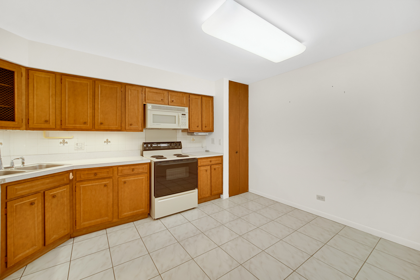 445 North Park Boulevard, Unit 3F Glen Ellyn, IL 60137 - Photo 11 of 20 a kitchen with stainless steel appliances granite countertop a stove a sink and a refrigerator