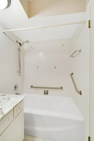 $270,000 | 445 North Park Boulevard, Unit 3F, Glen Ellyn, IL 60137