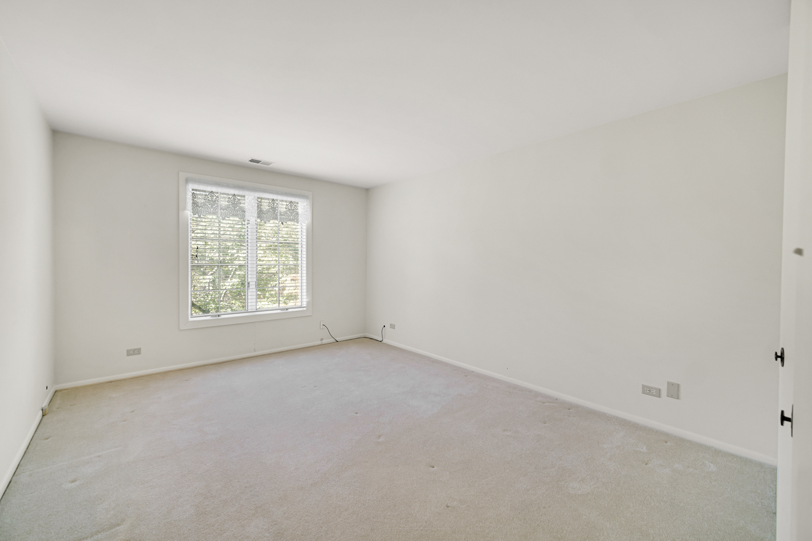 445 North Park Boulevard, Unit 3F Glen Ellyn, IL 60137 - Photo 15 of 20 an empty room with windows