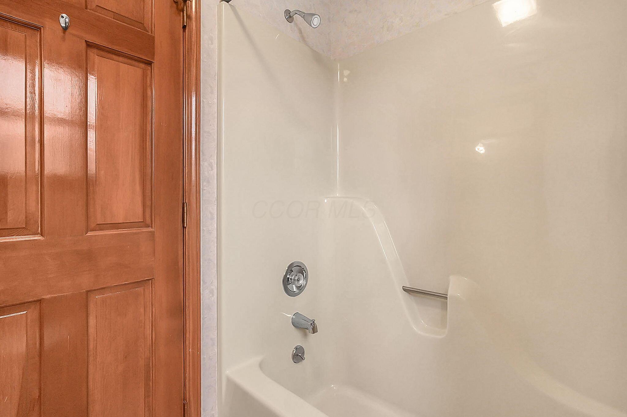6885 Ravine Circle Columbus, OH 43085 - Photo 28 of 34 Bathroom