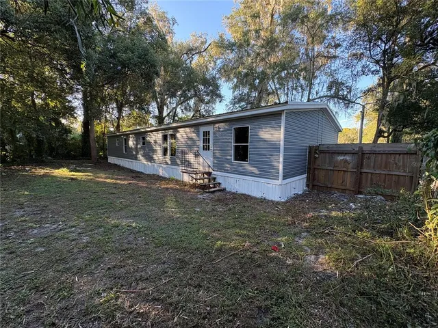 a view of a backyard