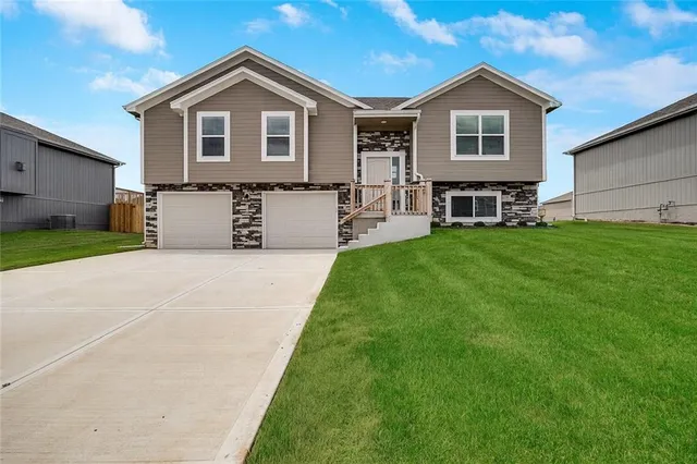 $349,900 | 602 Foxglove Lane, Raymore, MO 64083