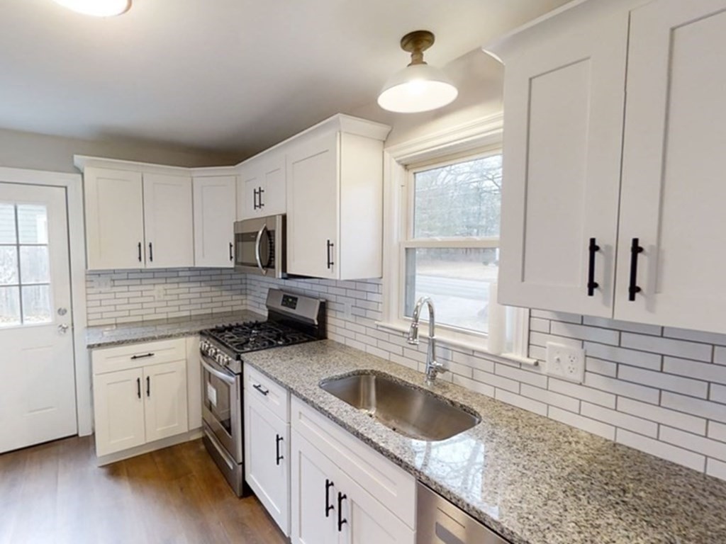 252 Riverneck Road Chelmsford, MA 01824 - Photo 4 of 29 Gallery Image 4