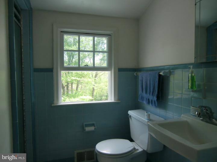 469 Rolling Road Bryn Mawr, PA 19010 - Photo 14 of 25 Bathroom