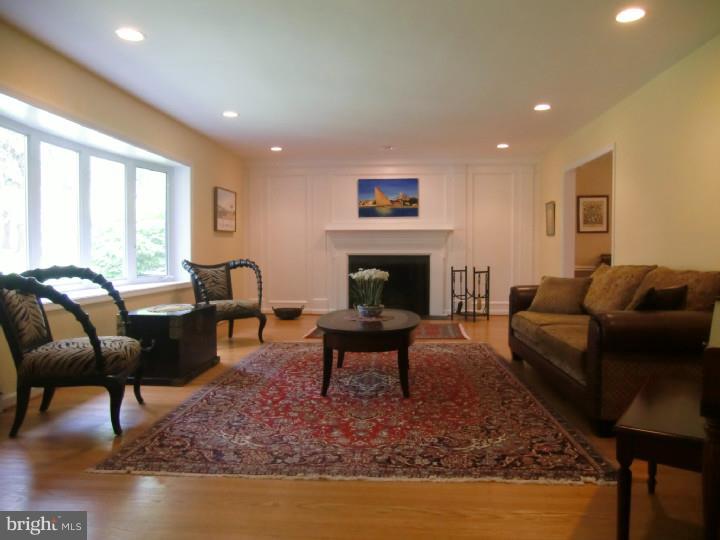 469 Rolling Road Bryn Mawr, PA 19010 - Photo 8 of 25 Living Room