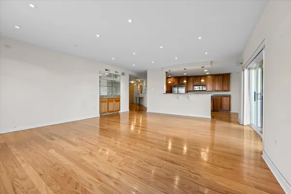 $500,000 | 640 Robert York Avenue, Unit 303, Deerfield, IL 60015