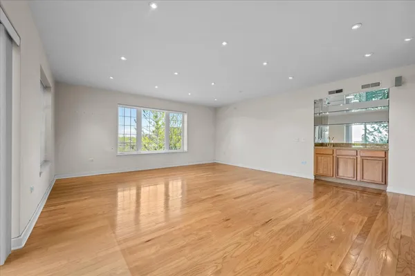 $500,000 | 640 Robert York Avenue, Unit 303, Deerfield, IL 60015