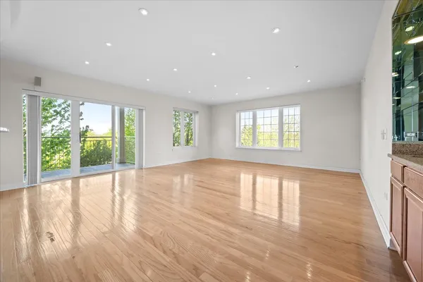 $500,000 | 640 Robert York Avenue, Unit 303, Deerfield, IL 60015