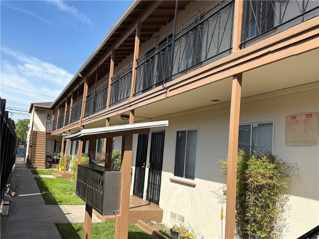 1885 Locust Avenue Long Beach, CA 90806 - Photo 2 of 7