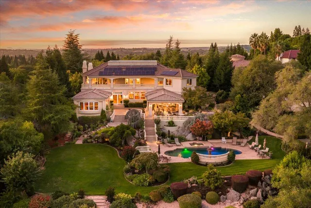 a view of an outdoor space and a yard