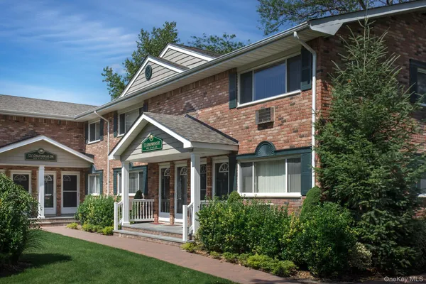 $2,605 | 70 Chelsea Court, Unit SF15, Bohemia, NY 11716