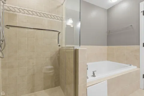 $1,195,000 | 2718 North Southport Avenue, Unit B, Chicago, IL 60614