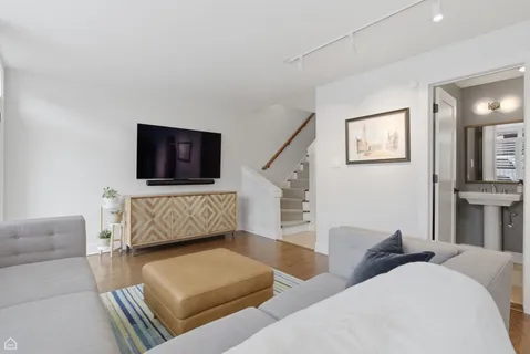 $1,195,000 | 2718 North Southport Avenue, Unit B, Chicago, IL 60614