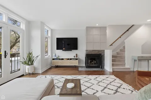 $1,195,000 | 2718 North Southport Avenue, Unit B, Chicago, IL 60614