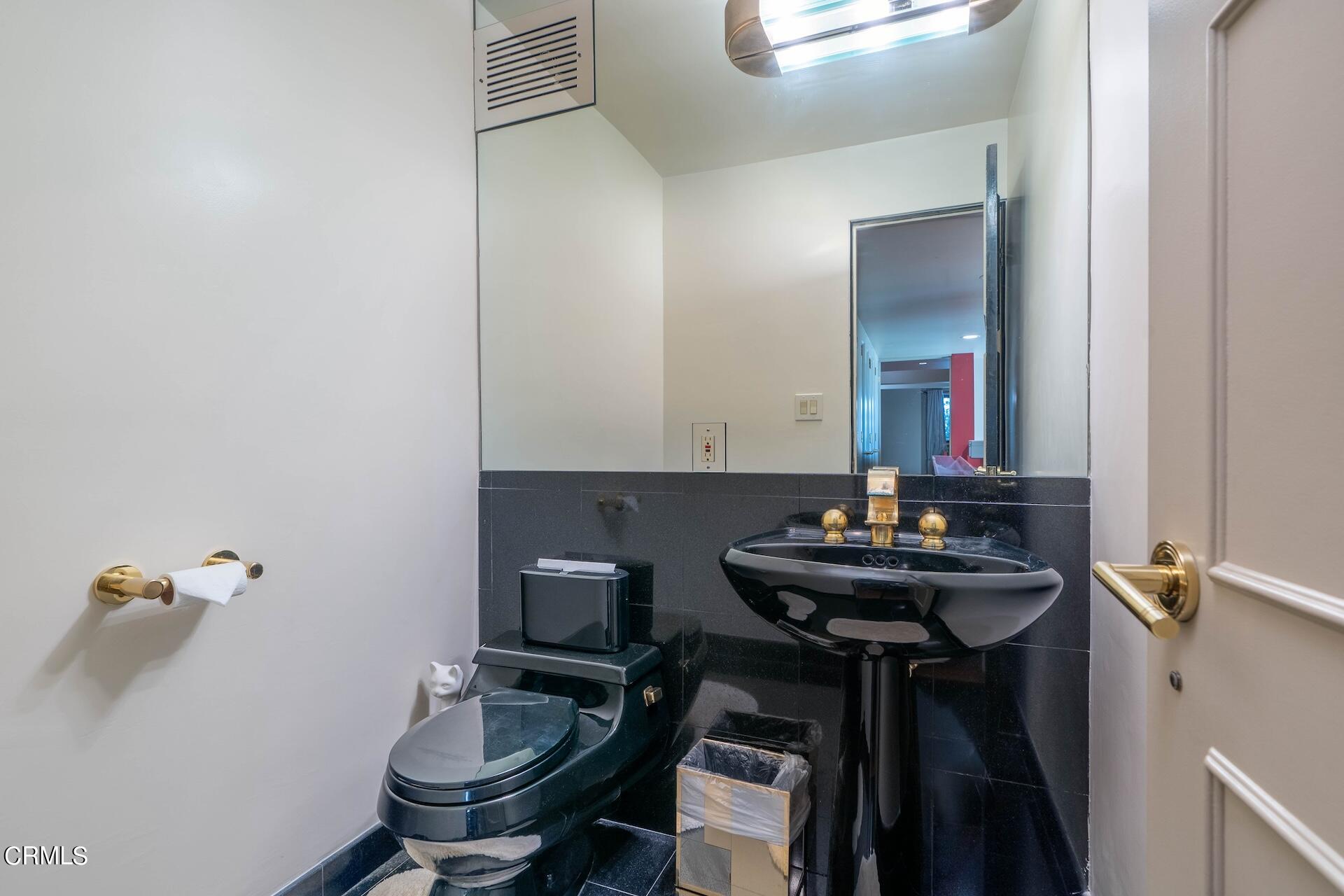 83 Patrician Way Pasadena, CA 91105 - Photo 11 of 36 powderroom