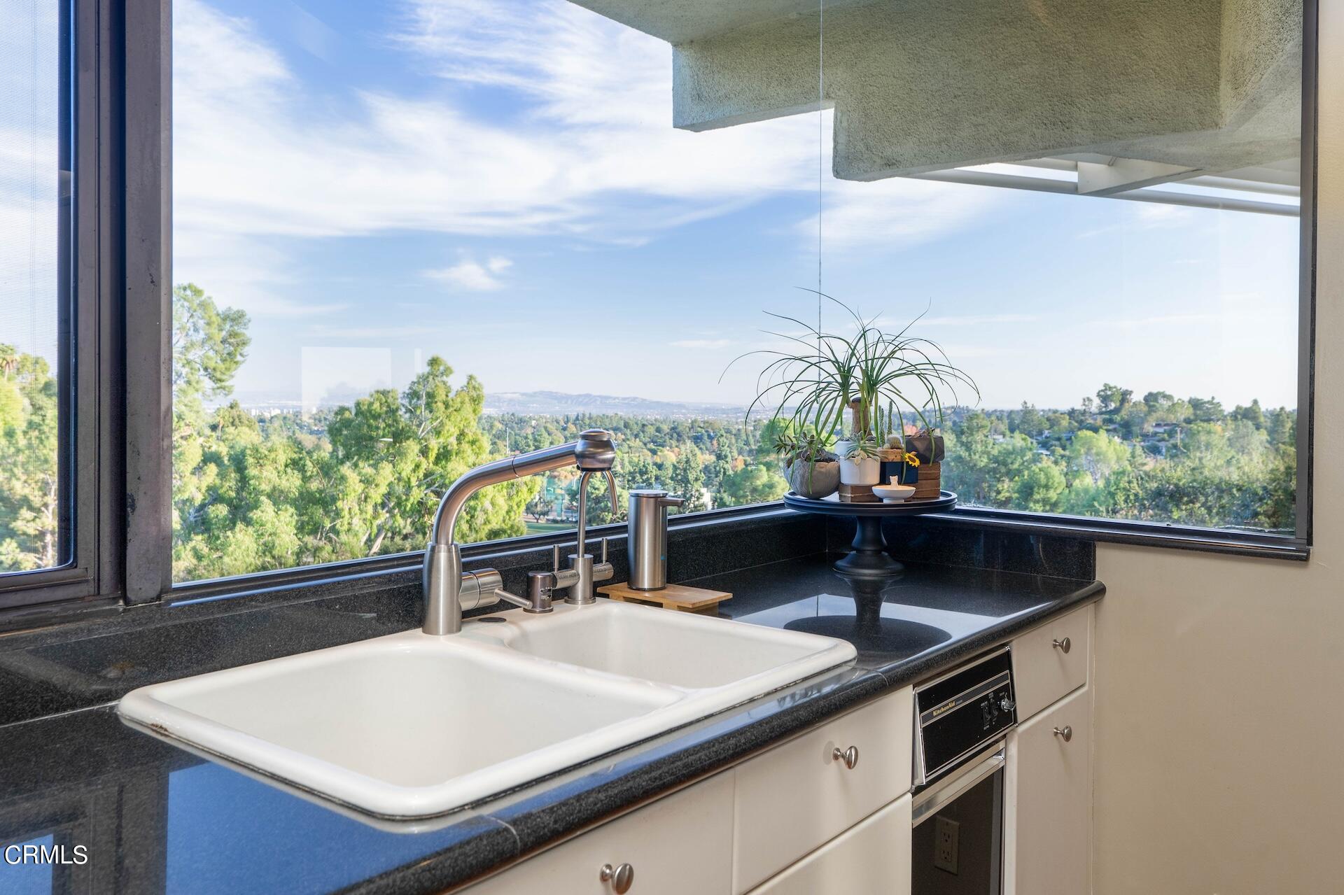 83 Patrician Way Pasadena, CA 91105 - Photo 14 of 36 kitchen3