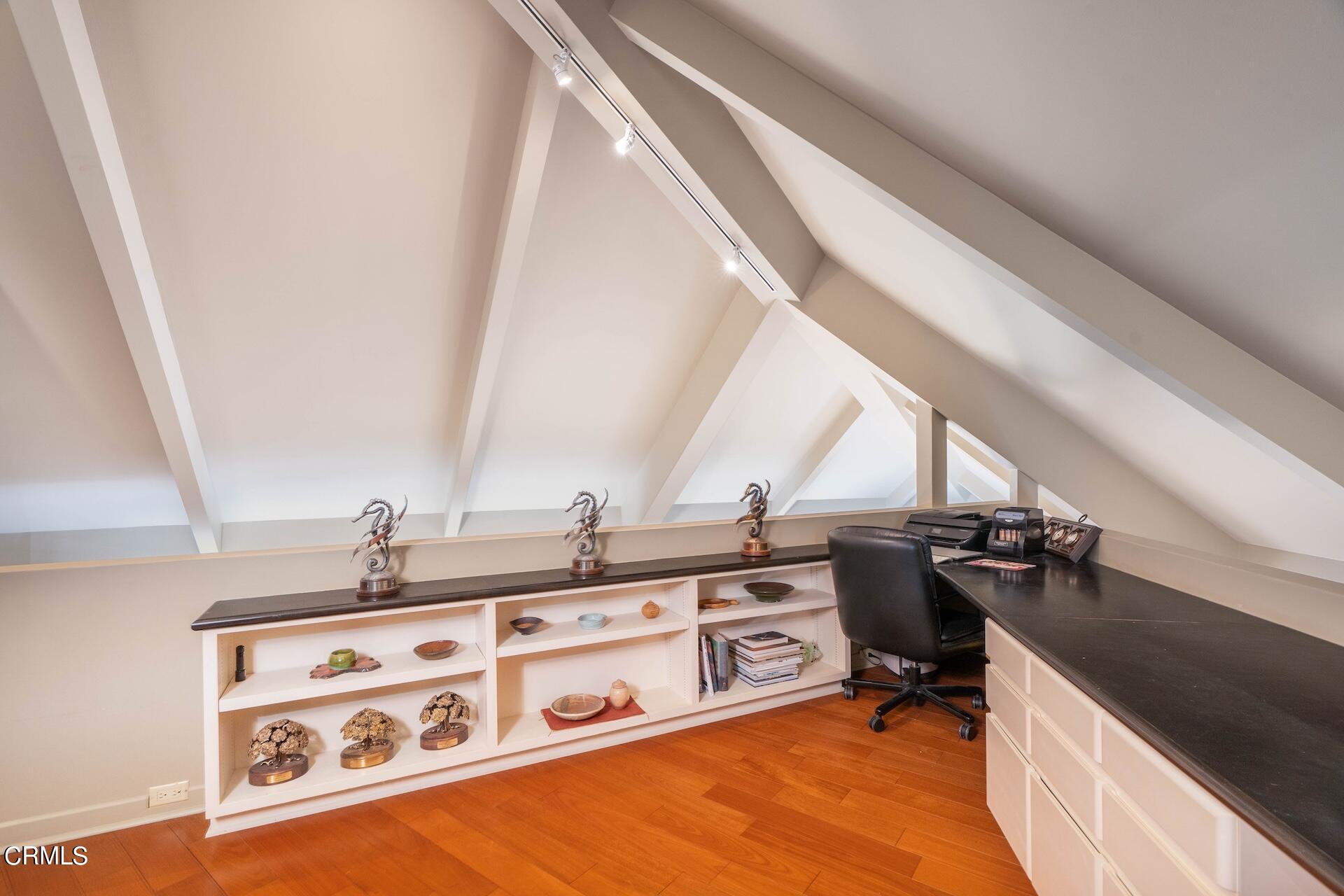 83 Patrician Way Pasadena, CA 91105 - Photo 20 of 36 loft2