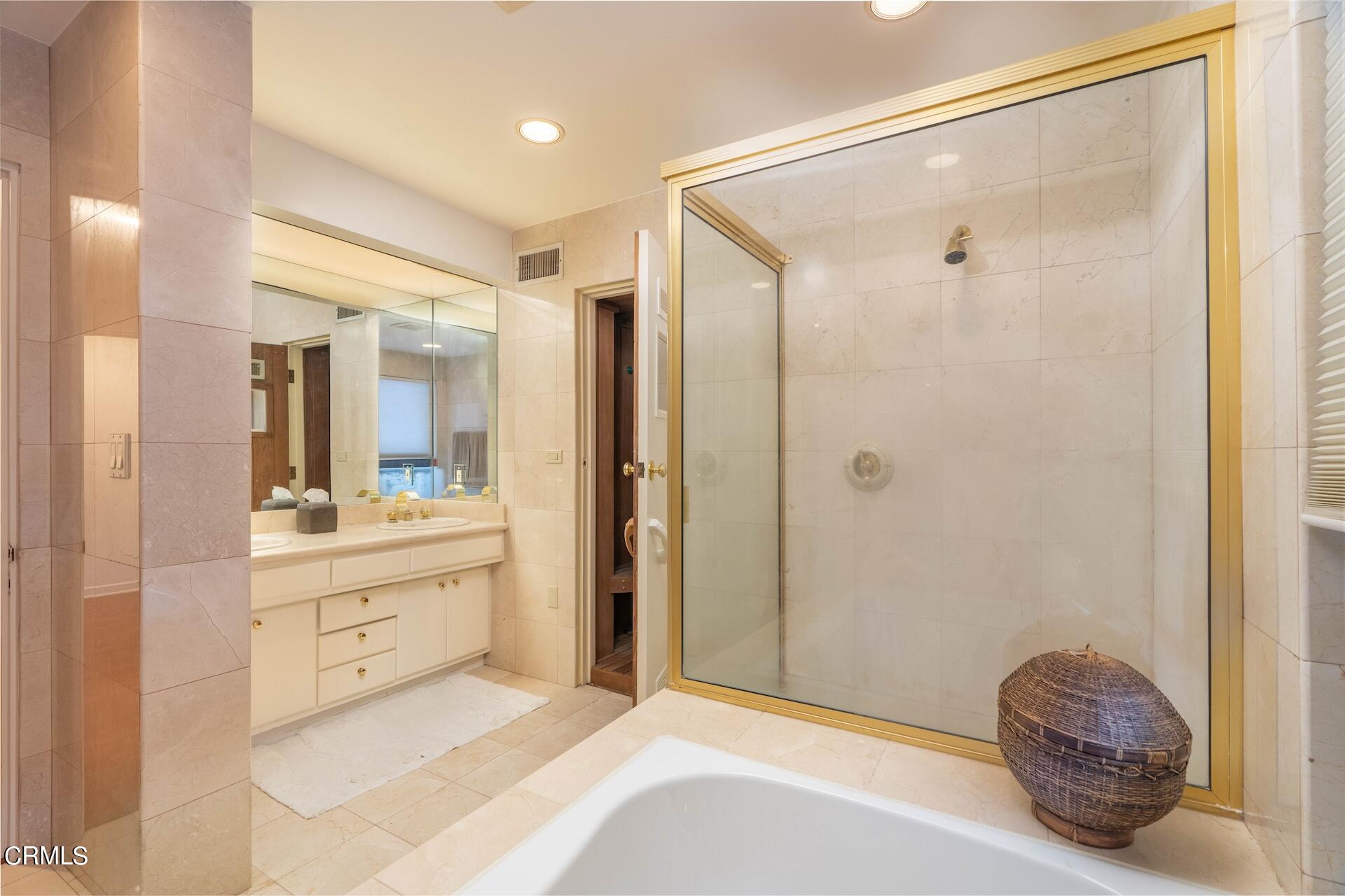 83 Patrician Way Pasadena, CA 91105 - Photo 25 of 36 pri bath1