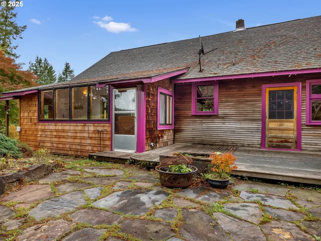 a view of a small house with yard and plants