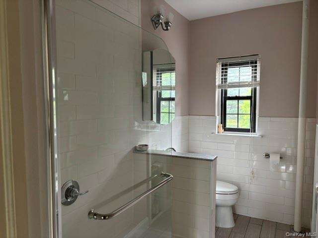1444 Boston Post Road, Unit 3G Larchmont, NY 10538 - Photo 11 of 18 a bathroom with a toilet sink and window