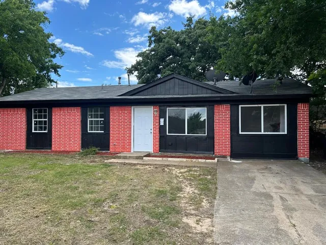 a view of front of a house with a yard