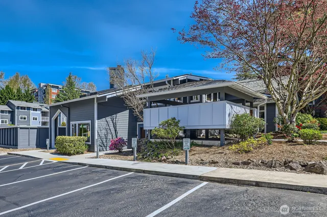 $349,950 | 14002 Northeast 181st Place, Unit A302, Woodinville, WA 98072
