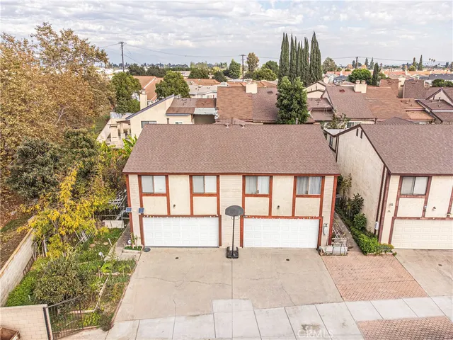 a view of a house with backyard