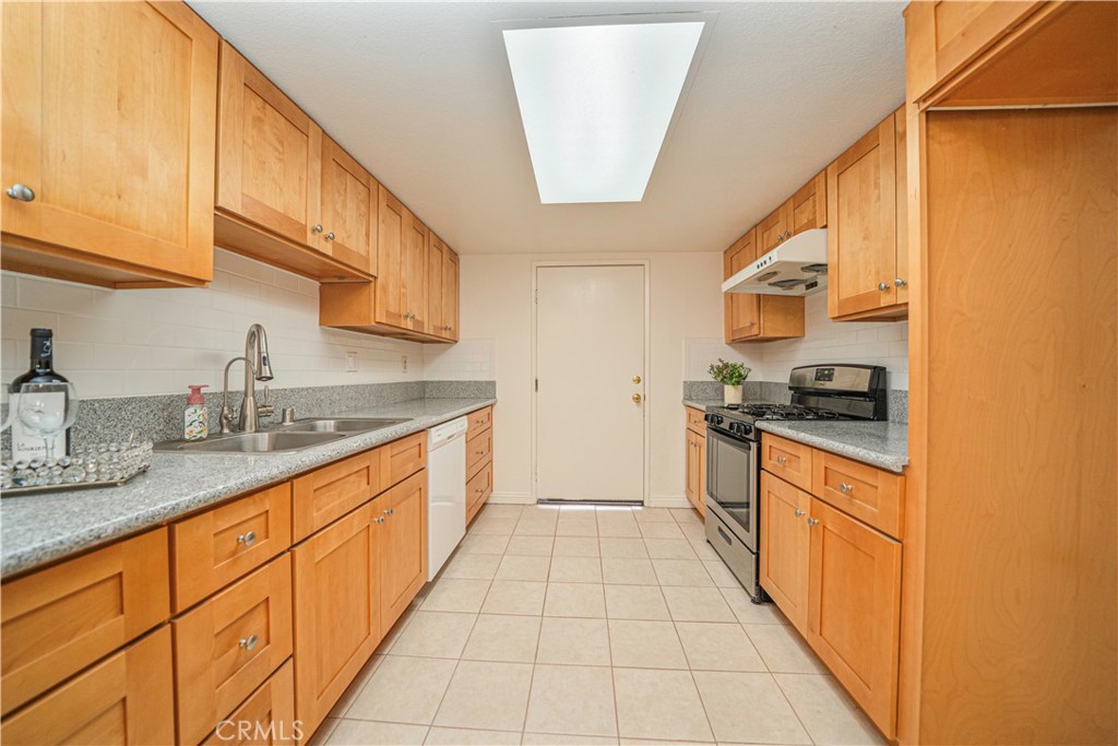 9467 Cortada Street, Unit F El Monte, CA 91733 - Photo 5 of 21 Kitchen